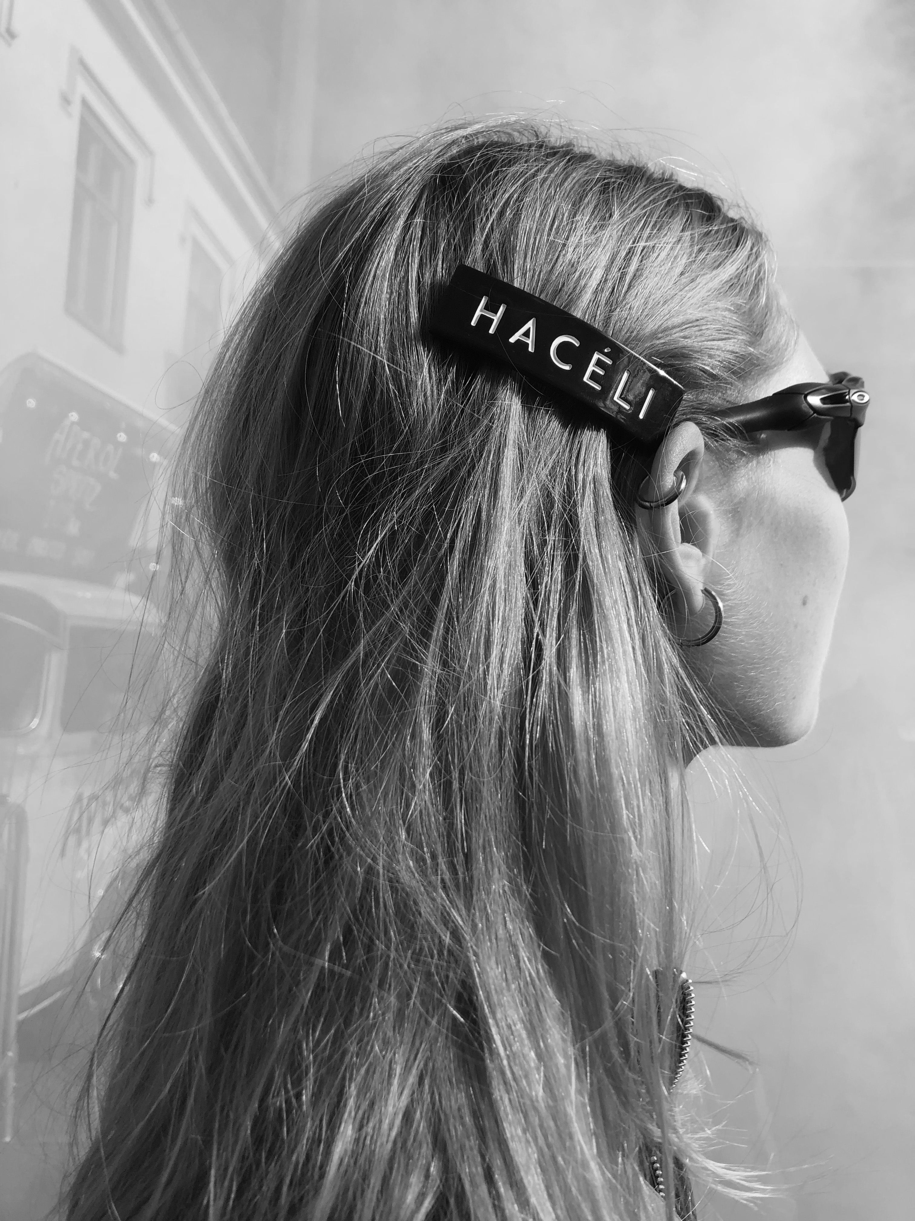 Black and white Photo of Barette